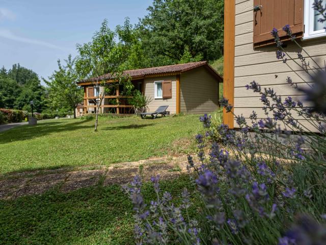 Chalets fleuris à la Grange du Héron.