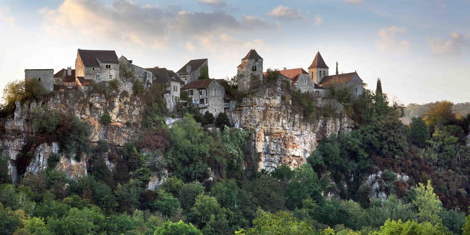 Calvignac, village à flanc de falaises