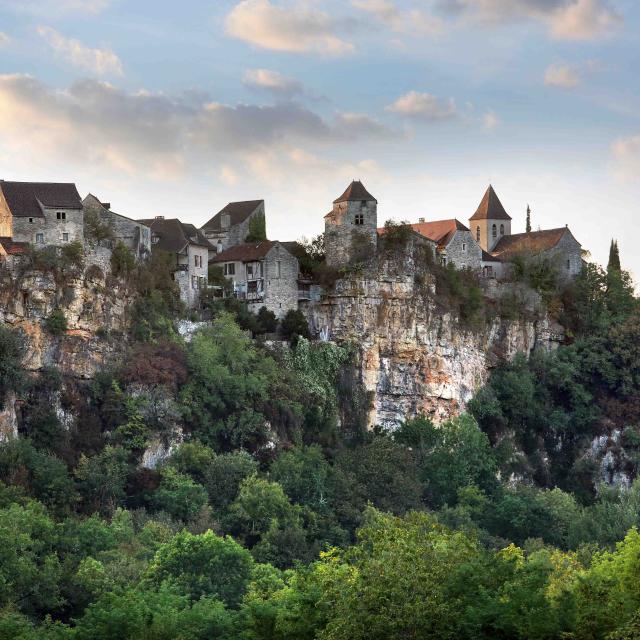 Calvignac, village à flanc de falaises
