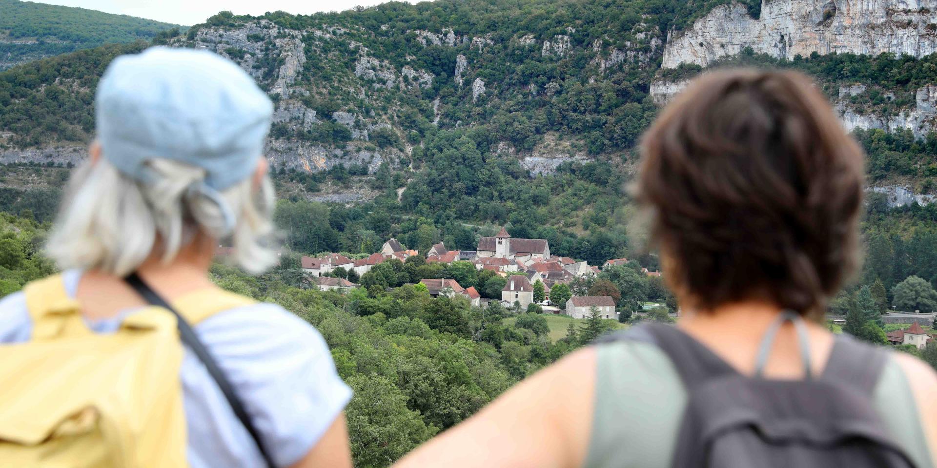 Contempler le panorama dans la vallée du Célé