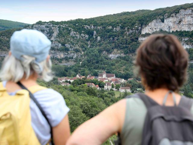 Contempler le panorama dans la vallée du Célé