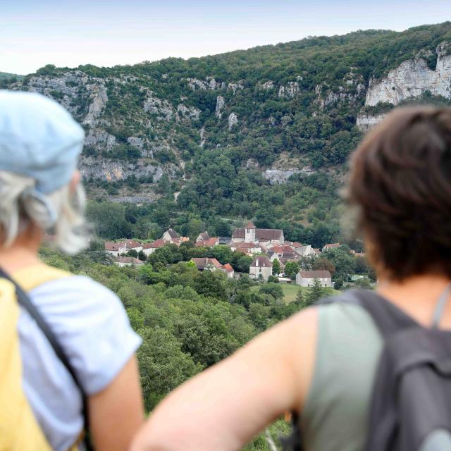 Contempler le panorama dans la vallée du Célé