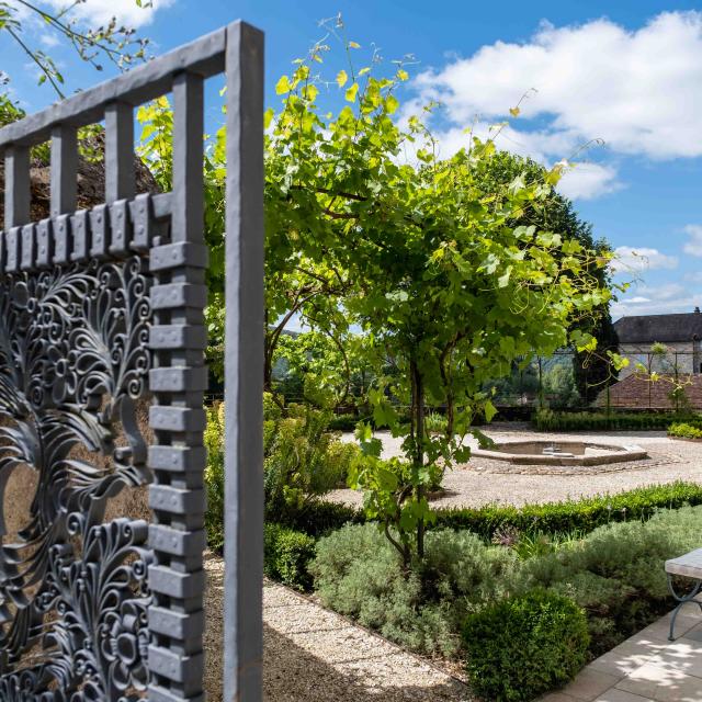 Portail Et Jardin du château de Larnagol