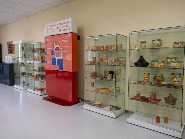 Vitrine avec les plats de Raynal et Roquelaure