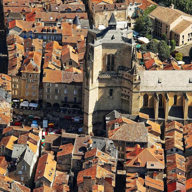 Vue sur toits et la bastide de Villefranche de Rouergue.