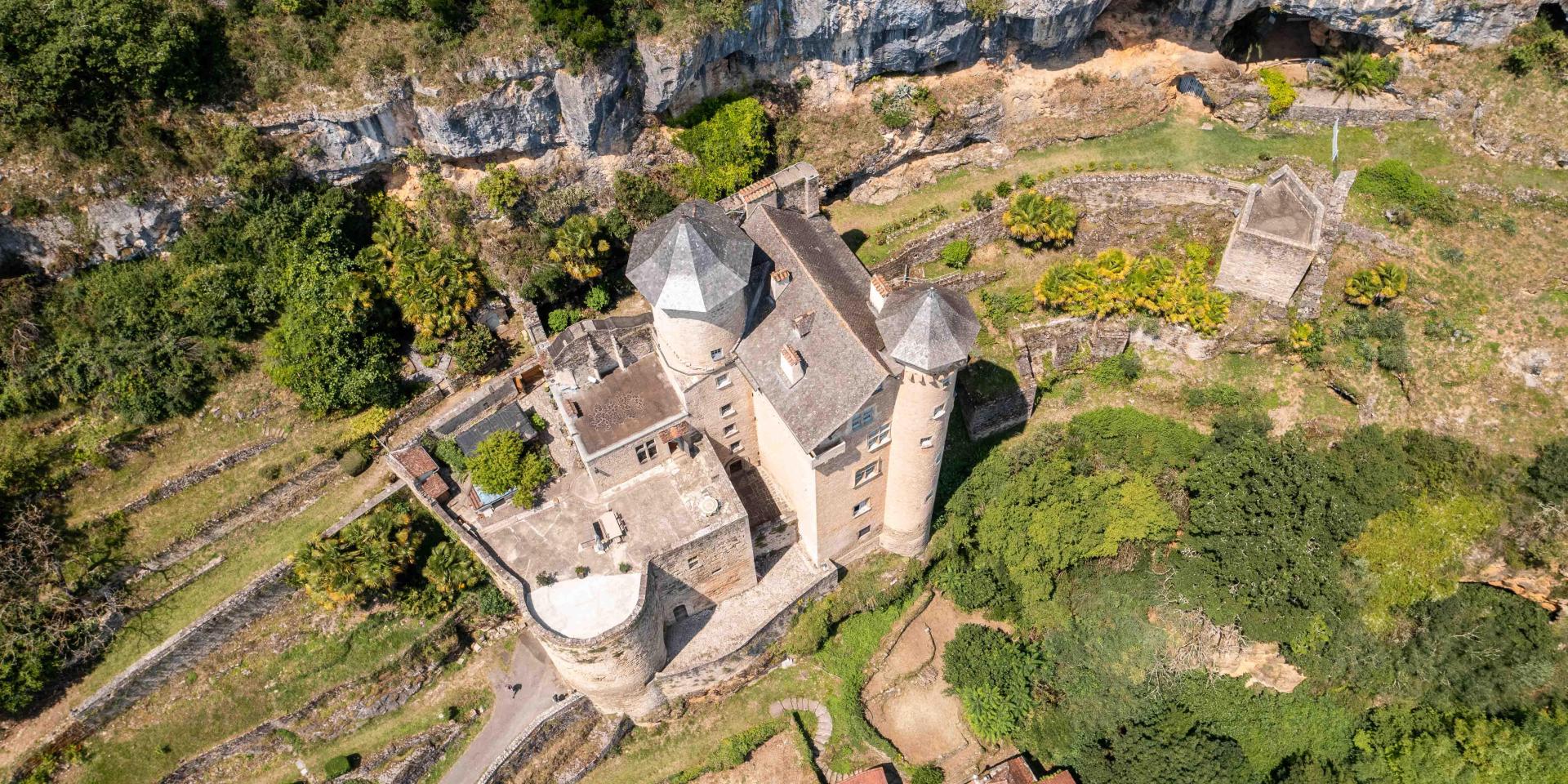 Le château de Larroque-Toirac, vu de drone, en plein été.