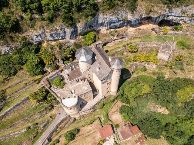 Le château de Larroque-Toirac, vu de drone, en plein été.