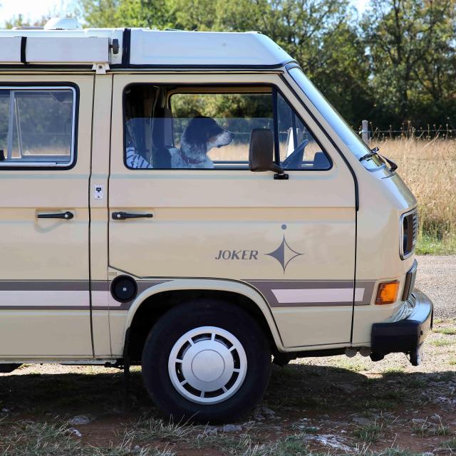 Van sur les Causses du Quercy.