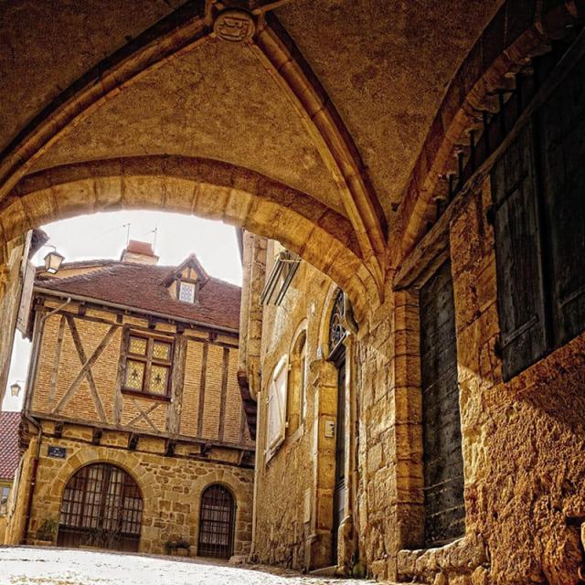 Jolie ruelle à Figeac, dans le Lot.