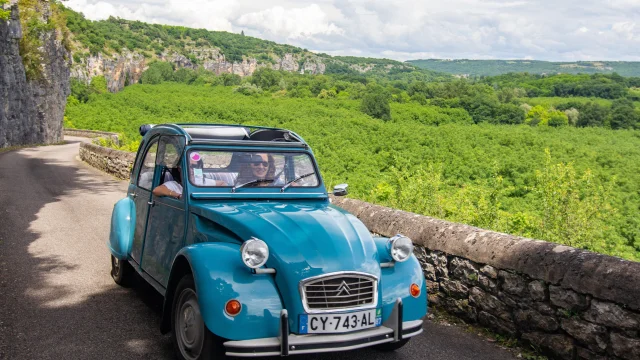 180608152744-En-2CV-sur-une-petite-route-en-corniche-Lot-Tourisme-C.-Novello.jpg