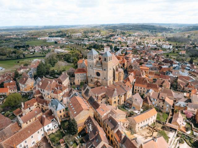 Vue aérienne sur la ville médiévale de Gourdon.