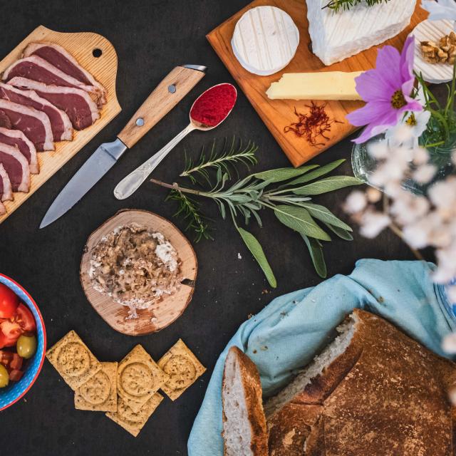 Table gourmande et colorée des produits du Lot