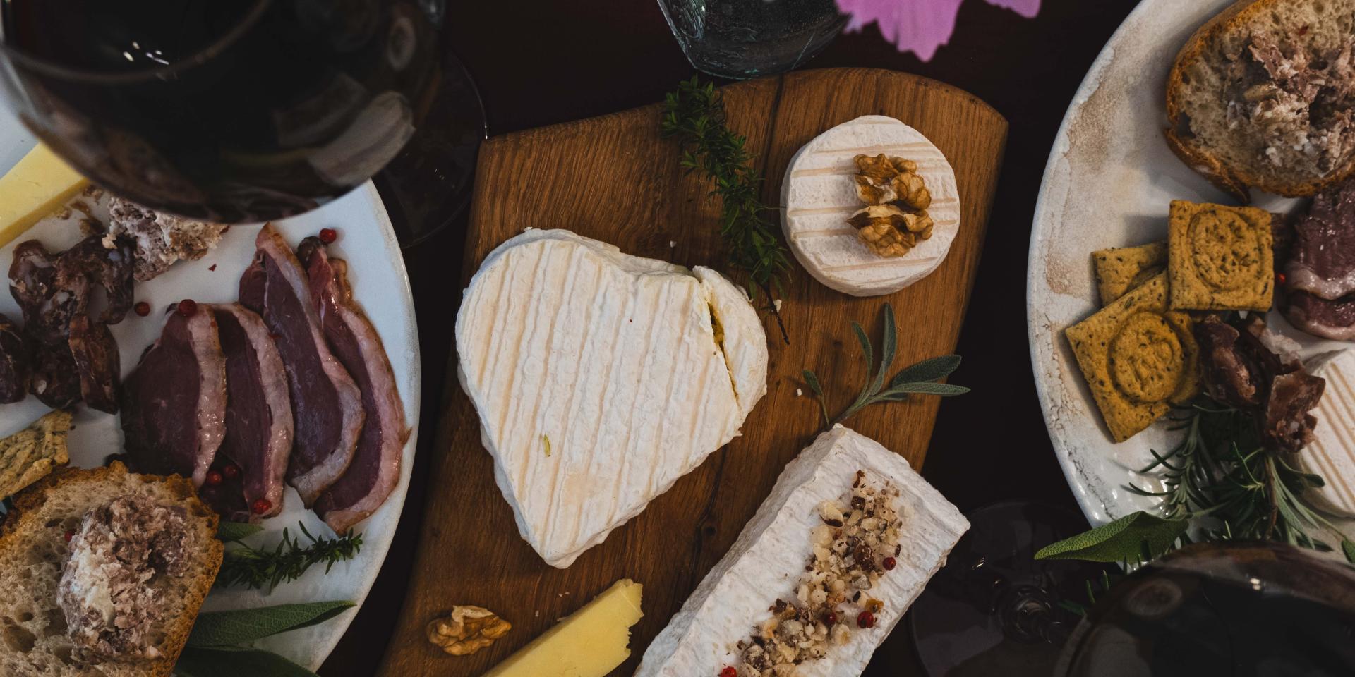 Assiettes remplies de produits locaux à déguster : cabécou, fromages, canard, pâté, vin, saucisse sèche, noix, safran !