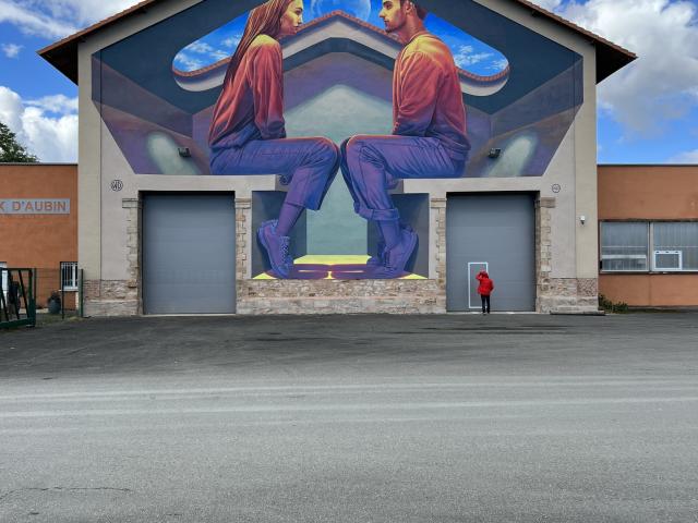 Dessin géant d'un couple sur une maison à Decazeville.