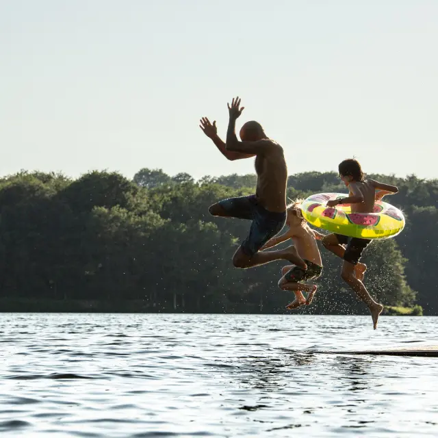 Baignade et saut dans le lac du Tolerme, en famille.
