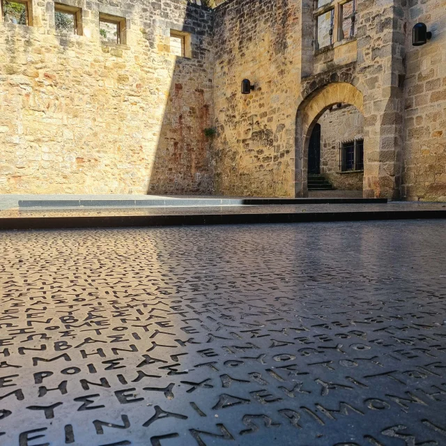 La place des écritures sous un ciel estival à Figeac.
