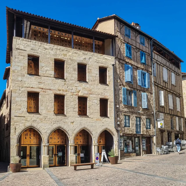 Musée Champollion en plein été à Figeac.
