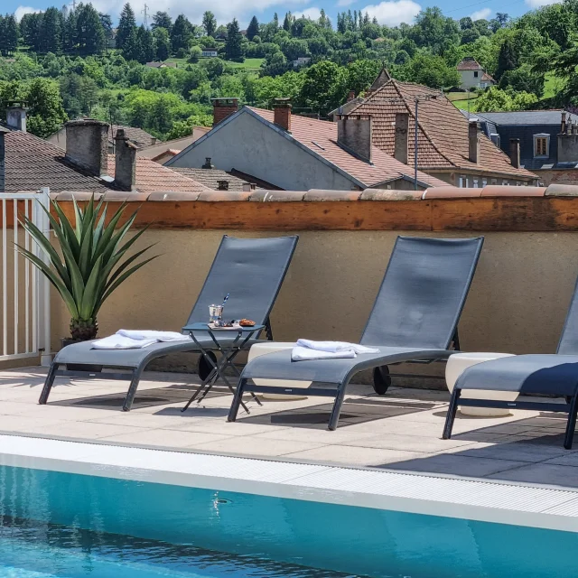 Piscine avec vue sur les toits de Figeac.