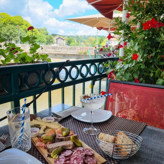 Boire un verre sur la terrasse du Pont d'Or.
