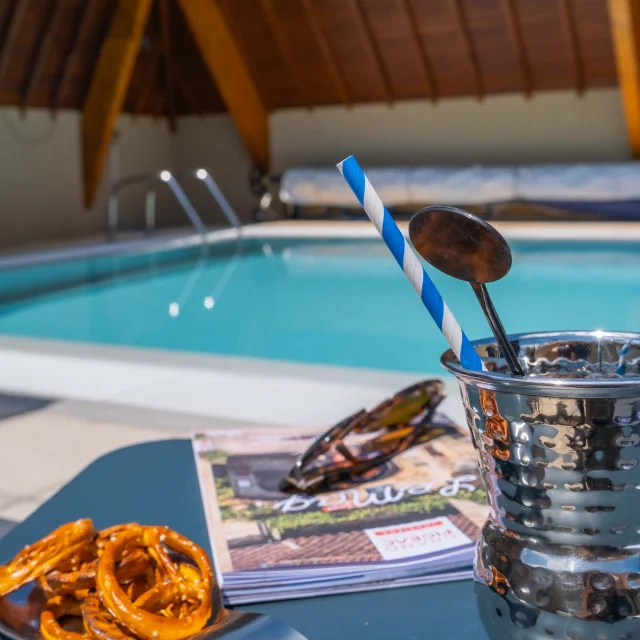 Cocktail au bord de la piscine au Pont d'Or.