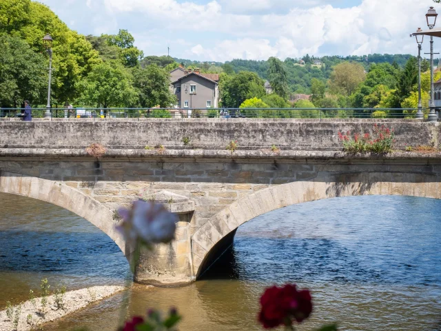Le Pont Gambetta à Figeac depuis la terrasse de l'Hôtel Le Pont d'Or.