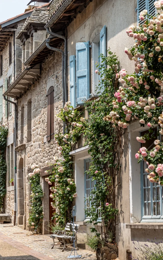 Ruelle de Marcolès en Châtaigneraie Cantalienne.