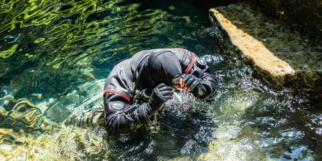 Diving at the emergence of Marche-Pied