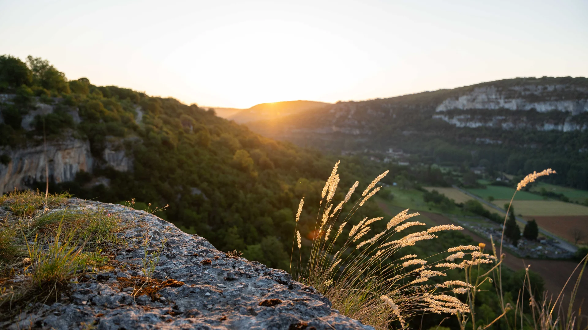 El valle del Célé bajo el sol naciente