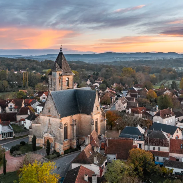 Assier et son église remarquable, au lever du soleil.