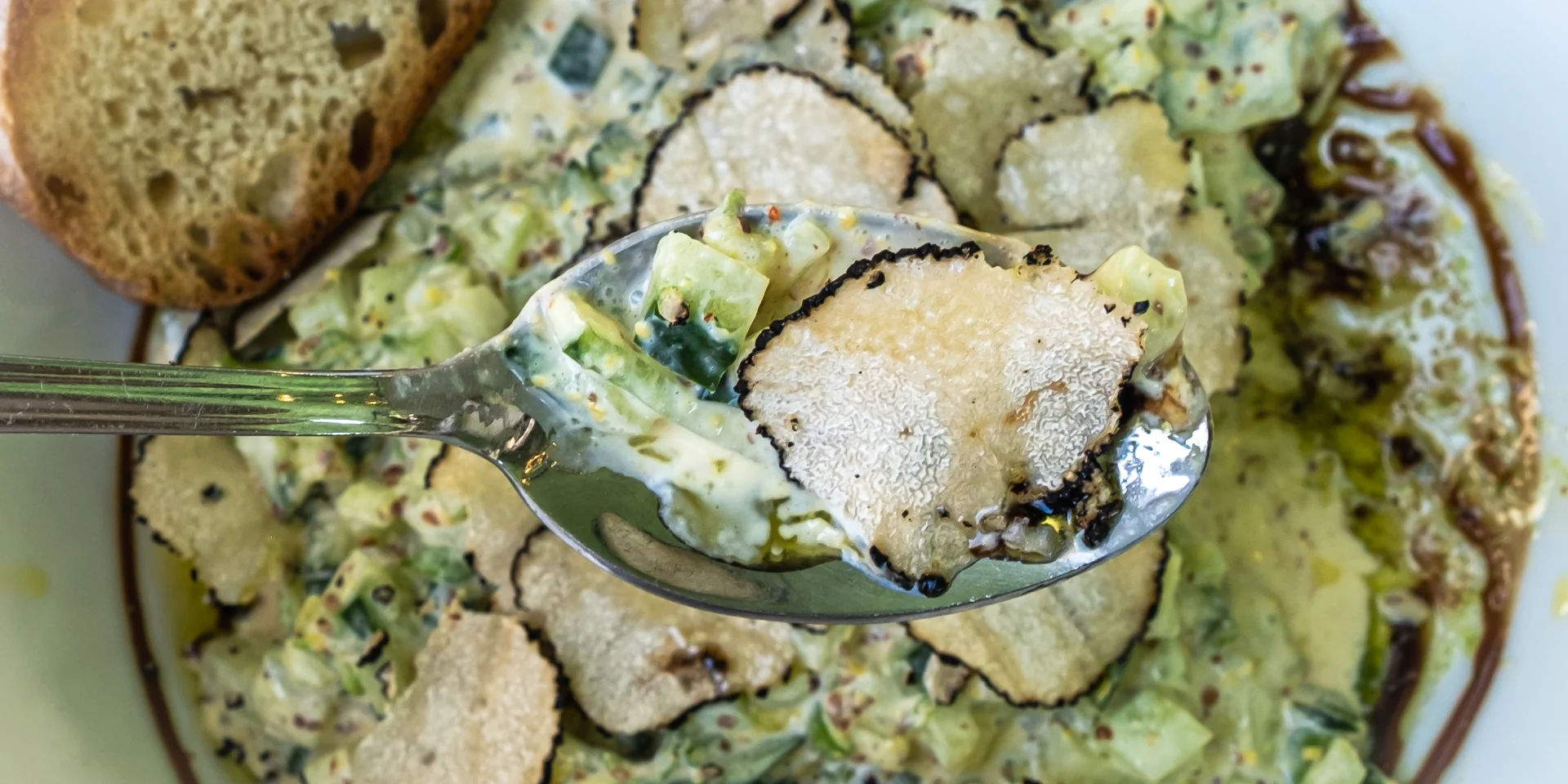 Concombre à la crème fraiche et truffe d'été, à déguster en terrasse !