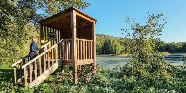 Cabane d'observation de la gravière d'Espagnac-Sainte-Eulalie, devenue un lac